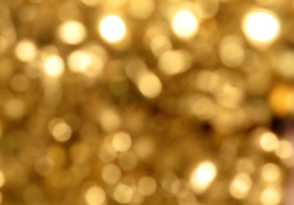 A blurry photo of some gold lights